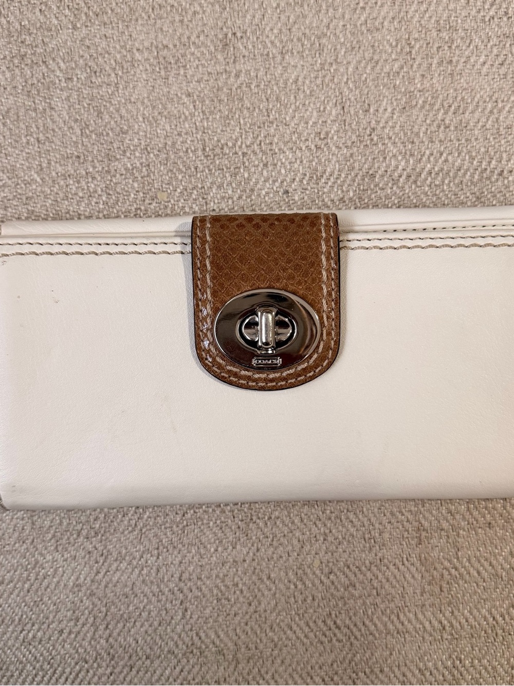 Coach White Leather Signature Turnlock Wallet – Brown Accent Detail - Picture 3 of 7